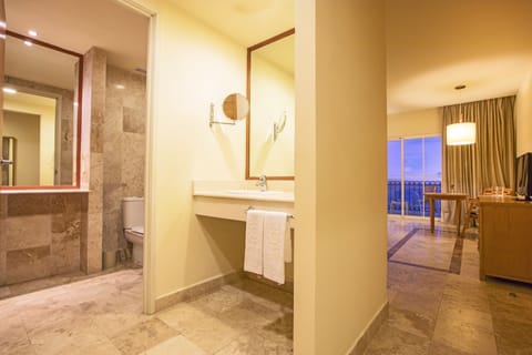 Standard Room, Ocean View | Bathroom | Free toiletries, hair dryer, towels, soap