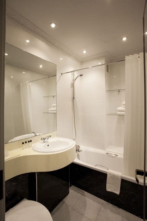 Executive Double Room | Bathroom | Combined shower/tub, free toiletries, hair dryer, towels