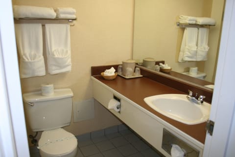 Combined shower/tub, free toiletries, towels