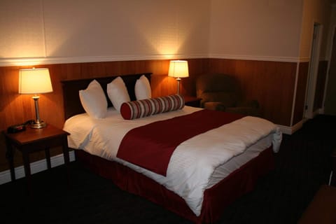 Business Room, 1 King Bed | Desk, soundproofing, free WiFi, bed sheets