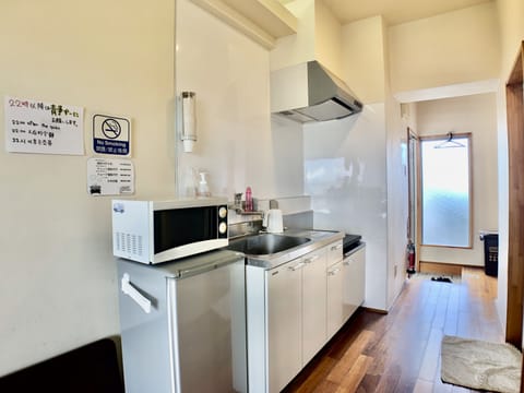 Standard Twin Room | Private kitchen | Mini-fridge, microwave, stovetop, electric kettle