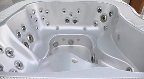 Jetted tub