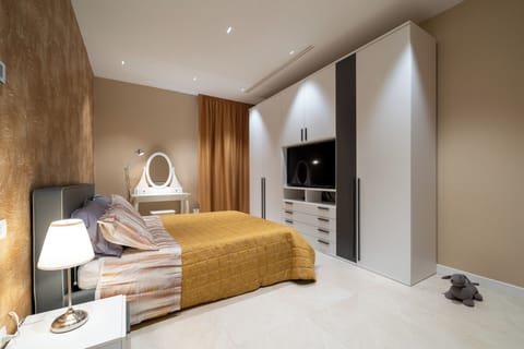 Superior Double Room, Sea View | Free minibar, in-room safe, blackout drapes, free cribs/infant beds