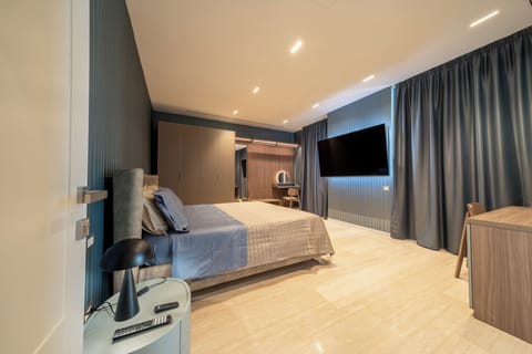 Standard Suite, Sea View | Free minibar, in-room safe, blackout drapes, free cribs/infant beds