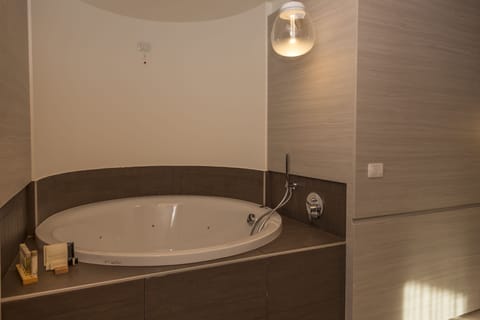 Family Suite, 1 Bedroom, Sauna (Accesso SPA) | Bathroom sink