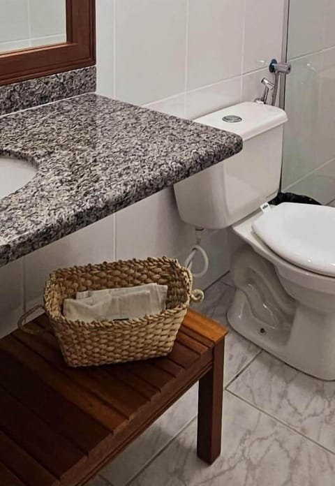 Conjugado Quadruplo | Bathroom | Shower, towels, soap, shampoo