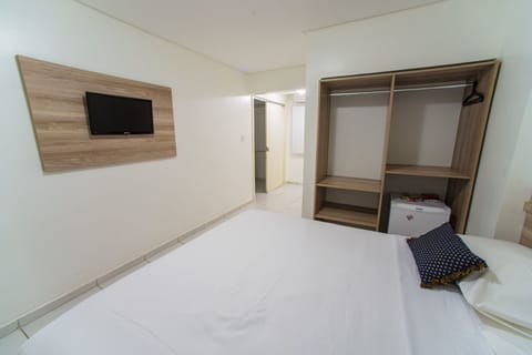 Standard Double or Twin Room | Bathroom | Shower, hair dryer, towels