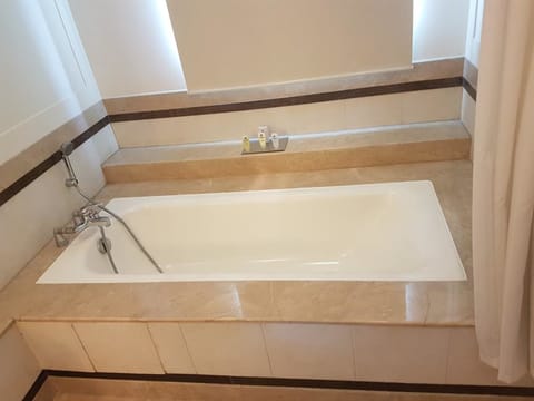 Executive Suite | Bathroom | Rainfall showerhead, eco-friendly toiletries, hair dryer, bathrobes