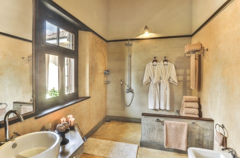 Deluxe Suite | Bathroom | Free toiletries, hair dryer, bathrobes, slippers