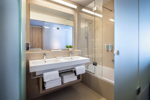 Superior room, Seaview, Balcony  | Bathroom | Combined shower/tub, free toiletries, hair dryer, towels