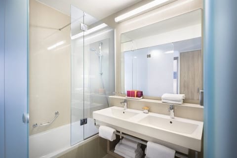 Combined shower/tub, free toiletries, hair dryer, towels