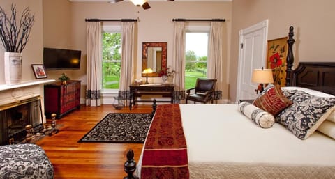 Luxury Studio Suite, Courtyard View | Iron/ironing board, free WiFi