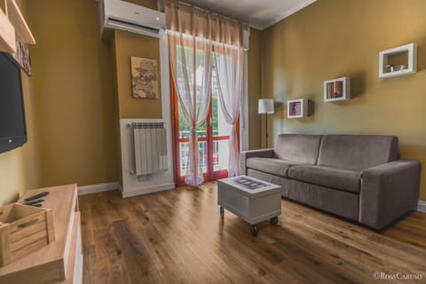 Deluxe Apartment, Balcony, Garden View | Living area