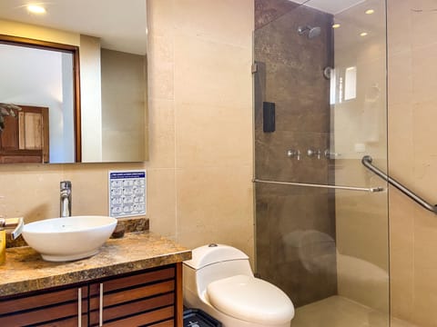 Comfort Double Room Single Use, 1 Bedroom, Ensuite | Bathroom | Shower, rainfall showerhead, towels