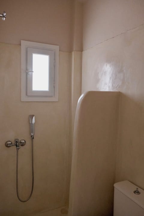 Shower, free toiletries, towels, toilet paper