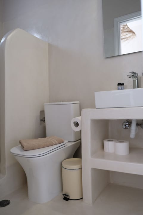 Shower, free toiletries, towels, toilet paper