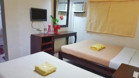 Deluxe Room | Desk, rollaway beds, free WiFi