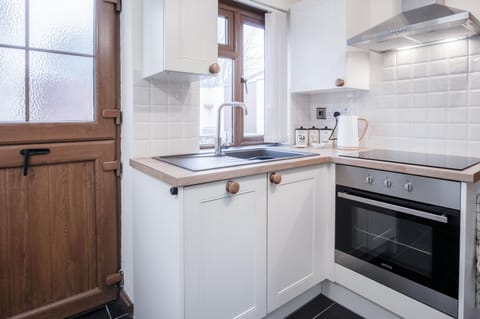 Cottage (2 Bedrooms) | Private kitchen | Microwave, oven, dishwasher, electric kettle