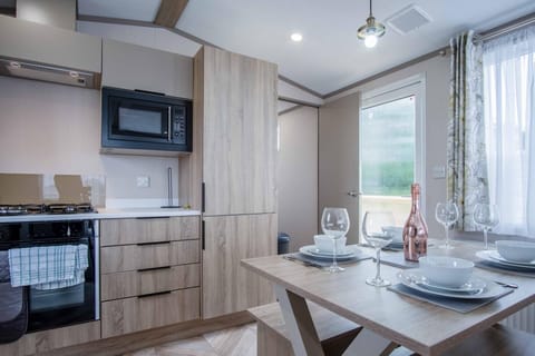 Apartment (2 Bedrooms) | Private kitchen | Microwave, oven, stovetop, electric kettle