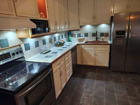 Basic House, Patio | Private kitchen