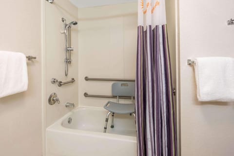 Combined shower/tub, free toiletries, hair dryer, towels