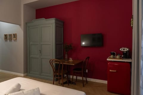 Deluxe Room | Desk, laptop workspace, blackout drapes, soundproofing