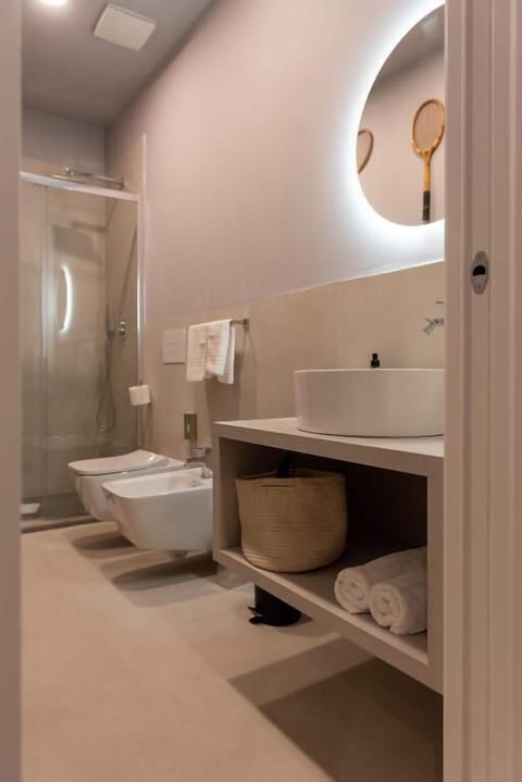 Junior Studio Suite | Bathroom | Shower, hair dryer, towels, soap