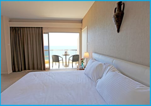 Executive Suite, Sea View | Minibar, in-room safe, desk, soundproofing