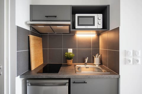 Studio | Private kitchen | Fridge, microwave, stovetop, dining tables