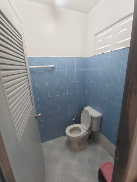 Basic Single Room | Bathroom | Shower, towels, soap, shampoo