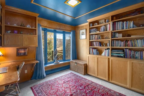 House, Mountain View | Living area | Flat-screen TV