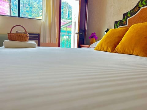 Individually furnished, laptop workspace, free WiFi, bed sheets