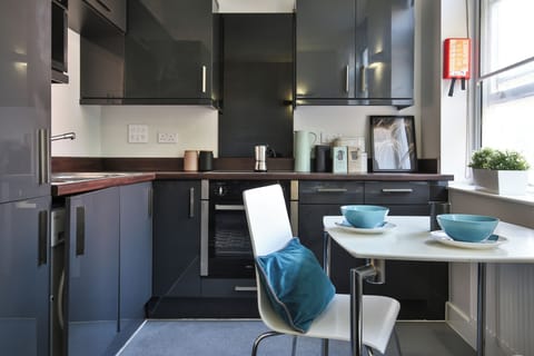 Apartment, 1 Bedroom, Non Smoking, City View | Private kitchen