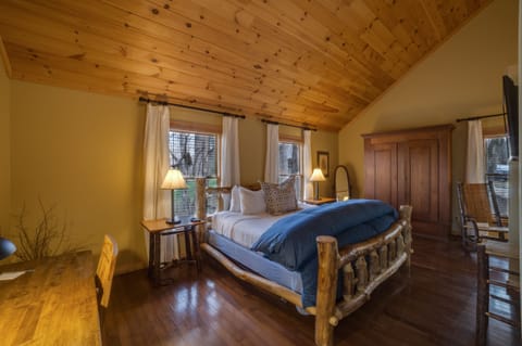 Luxury Cabin, 1 King Bed (Leconte) (Pet Friendly) | Premium bedding, pillowtop beds, free minibar items, iron/ironing board