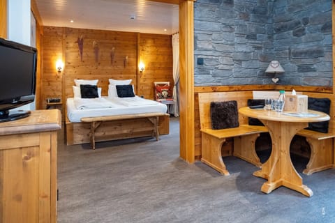 Suite | In-room safe, soundproofing, free WiFi, wheelchair access