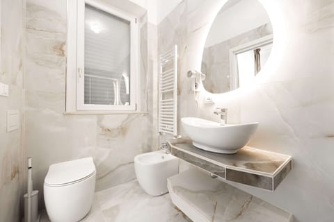 Comfort e Stile - 3 | Bathroom | Shower, hair dryer, towels, soap