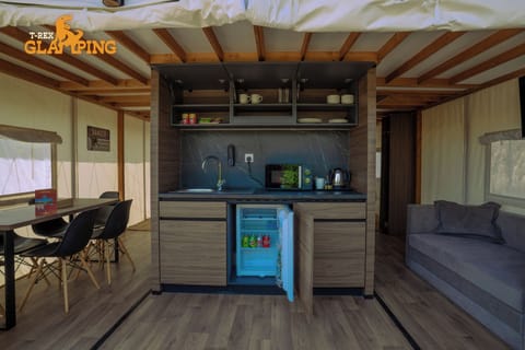 T-Rex Terahaven + 3 Bedroom Tent, Jacuzzi(theme park access) | Private kitchen