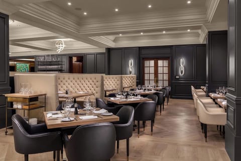 2 restaurants, lunch, dinner, brunch served; seafood