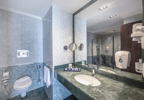 Senior Suite | Bathroom | Free toiletries, hair dryer, towels