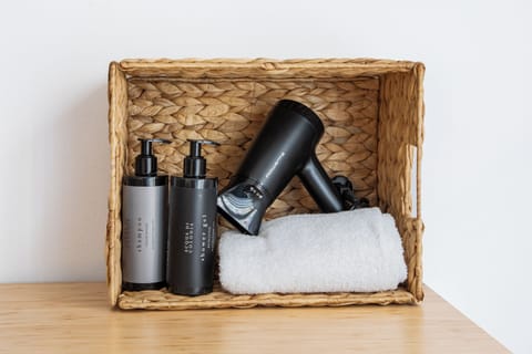 Shower, rainfall showerhead, free toiletries, hair dryer