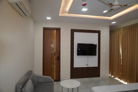 Executive Double Room | Desk, free WiFi