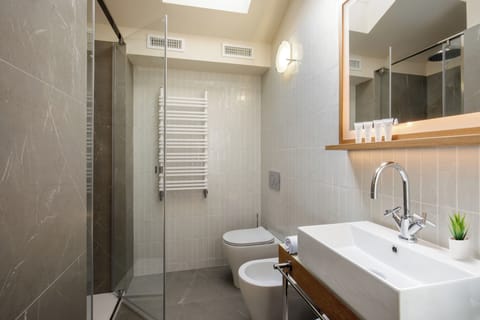 Suite | Bathroom | Free toiletries, hair dryer, towels, soap