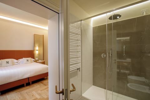 Classic Double Room, Park View | Bathroom | Free toiletries, hair dryer, towels, soap