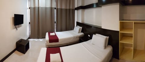 Executive Suite, 1 Queen Bed, Annex Building | Desk, rollaway beds, free WiFi, bed sheets