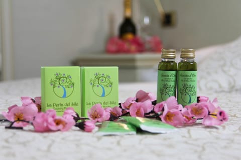 Shower, rainfall showerhead, free toiletries, hair dryer