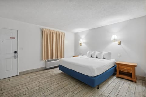 Suite, 1 King Bed (Ocean/Gulf View) | Free WiFi, bed sheets