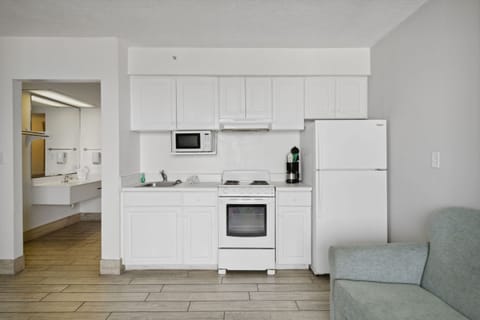 Full-size fridge, microwave, oven, stovetop