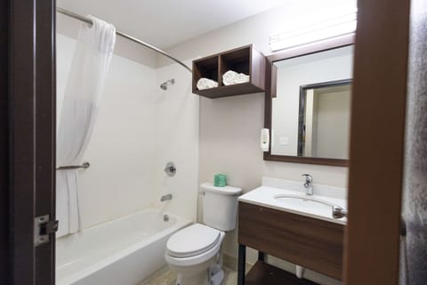 Combined shower/tub, hair dryer, towels