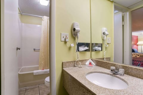 Combined shower/tub, towels