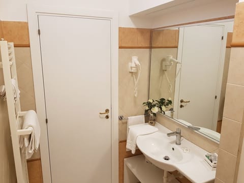 Triple Room, Balcony, Garden View | Bathroom | Shower, free toiletries, hair dryer, bidet